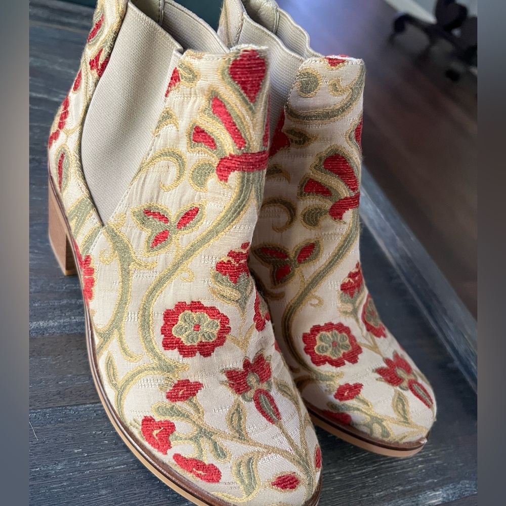 LA TURCA short embroidered boot sz 38 (8 US )
